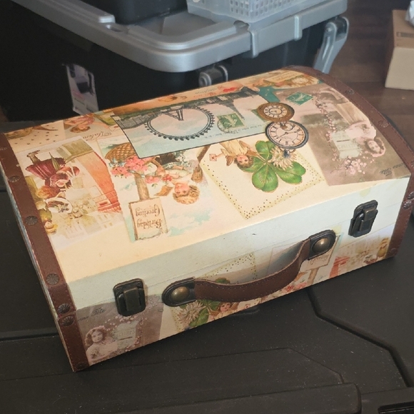 Cream and Brown Vintage-Style Storage Box with Curved Lid - Picture 1 of 3